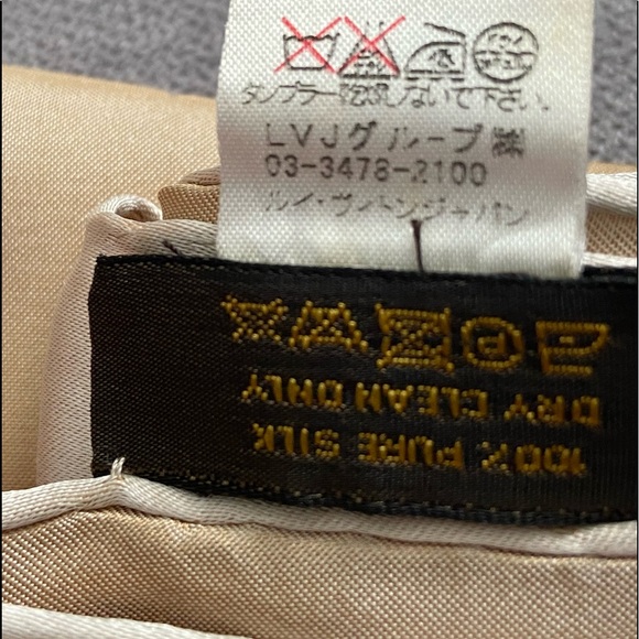 BEAUTIFUL Authentic LV silk scarf  🌷🌷🌷 - Picture 12 of 16